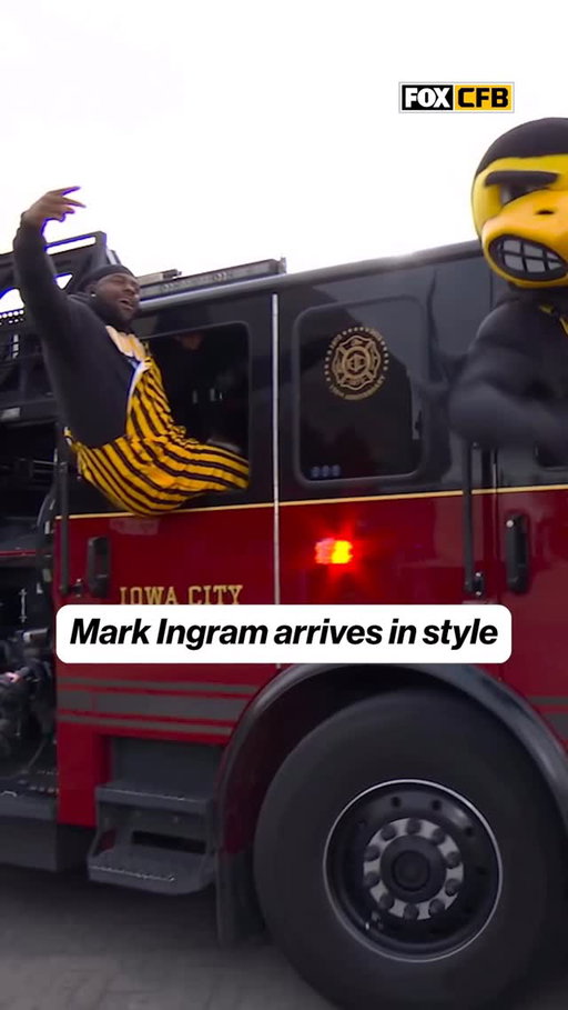 Mark Ingram arrived in a firetruck in Iowa 🧑‍🚒