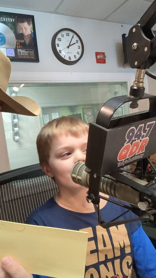 Alright.... Someone help me get this boy a job application 🥹🤙🏼 

Abby didn't even know that Jason Aldean is a favorite in this house!! 🙌🏼 My son had a great time and we're thankful for our QDR family! 

@947wqdr
@_abby_leigh
@jasonaldean
