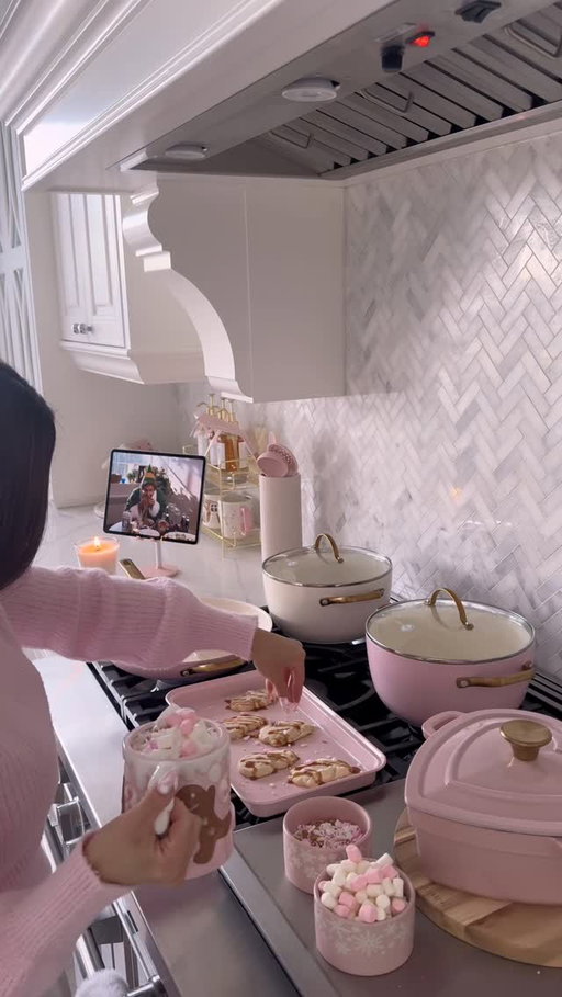 Come spend the day with me and let’s have an elf moment together!🎅🏻🎀⛸️Cleaning, cooking, and getting into the Christmas spirit…✨🥞💖

#home #pinkaesthetic #homedecor