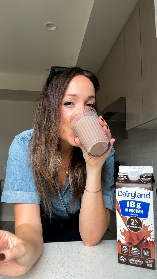 Chocolate Tiramisu Overnight Oats ft NEW Dairyland Chocolate Protein 18g Beverage 🍫🥛#ad

If you’ve ever wished you could eat dessert for breakfast but packed with protein - this one’s
for you.

These Chocolate Tiramisu Overnight Oats are creamy, chocolatey, and coffee-kissed perfection. Think classic tiramisu vibes: cocoa, espresso, & vanilla. Except this version actually keeps you full till lunch.

Made with Dairyland Chocolate Protein Beverage with 18g protein
per serving (2x more than regular milk)! And not to mention made with Canadian milk!!

If that doesn’t convince you to try it, it also has 50% less sugar than their regular 1% M.F. chocolate milk!

INGREDIENTS -
FOR OATS
½ cup rolled oats (certified gluten free if desired)
1 tsp chia seeds
½ scoop chocolate protein powder
2 shots espresso
¼ cup Dairyland Chocolate Protein 18 g Beverage

GANACHE
2 tbsp white chocolate
⅓ cup Dairyland plain yogurt
1 tbsp espresso
cocoa powder for serving

DIRECTIONS -
1) Add oats, chia seeds, protein powder, espresso, and chocolate protein beverage to a bowl or jar. Stir well and refrigerate while you get the espresso ganache topping ready.
2) Microwave white chocolate in 30 second intervals. Mix in with yogurt and espresso. I used a wire whisk to get rid of lumps.
3) Remove oats from refrigerator and pour ganache overtop. Put back in fridge for 4 hours minimum, or overnight to set.
4) In the morning, sift cocoa powder overtop. Grab and go!

@ingredients_by_saputo 

#18goodness #HighProtein #tiramisuovernightoats #proteinovernightoats #overnightoats
#proteinbreakfast #easybreakfastrecipes
