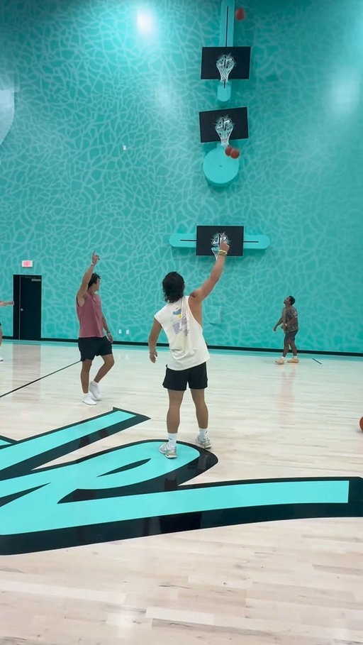 Heavy on the “almost” part😭😂
•
•
#dudeperfect #trickshot #savannahbananas #dudeperfecttour
