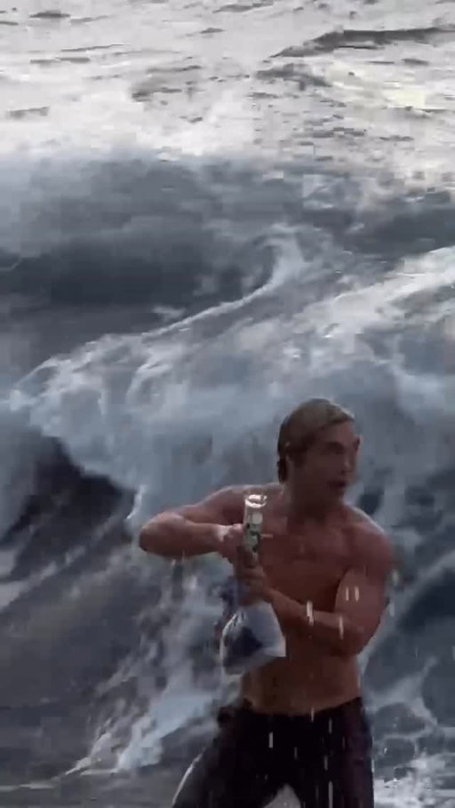 BREAKING: Kehena Beach arrival mission ends in heartbreak.
Man makes landfall with bong in hand, only to lose it seconds later to incoming surf.