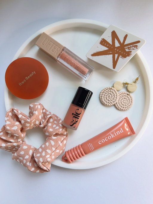 Saturday mood…. 🍑🍑
@rarebeauty @fentybeauty @saiebeauty @cocokind @maybelline 

#beauty #peachshades #blush #lipglossaddict #lipbalm #cocokind #maybelline #rarebeauty #saie #fentybeauty