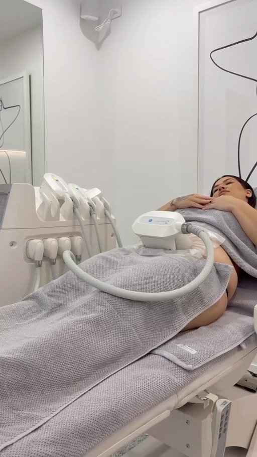 Session #2 of Fat Freezing ❄️ Targeting my stubborn fat pockets with no down time or pain. I can't wait to show you the results! @elitebodycontouring 

.
.
.
#elitebodycontouring #fatfreezing #fatfreeze #fatreduction #nonsurgicaltreatment  #fatreductiontreatment #fatlossjourney #mumtum #mumbod #stomachfat #permanentfatreduction