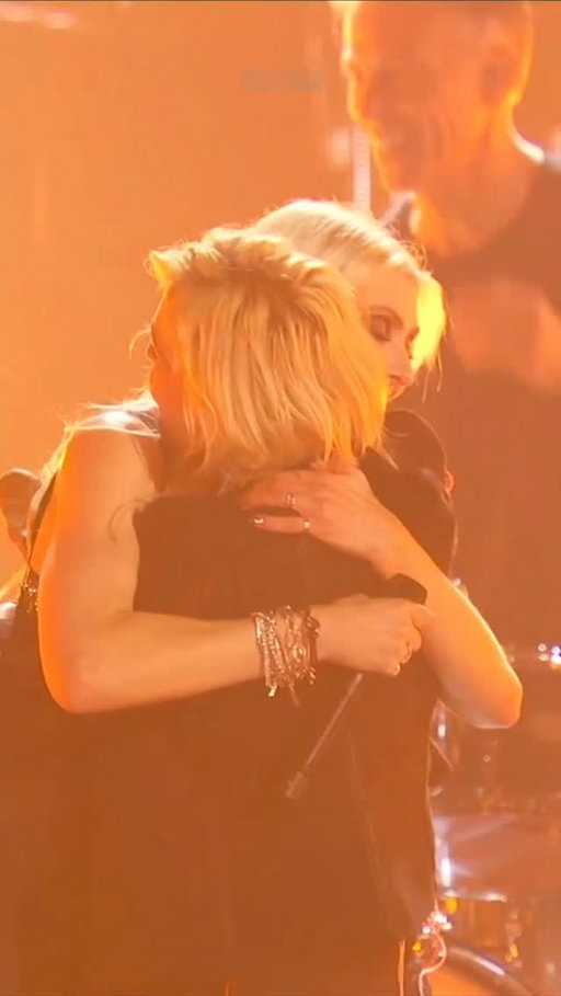 @soundgarden, along with @brandicarlile, @jerrycantrell,  @taylormomsen, and original bassist @hiroyamamotobass, perform their classic “Black Hole Sun” on the Rock Hall stage.

📺 The 2025 Rock & Roll of Fame Induction Ceremony is now streaming on @DisneyPlus.

#RockHall2025