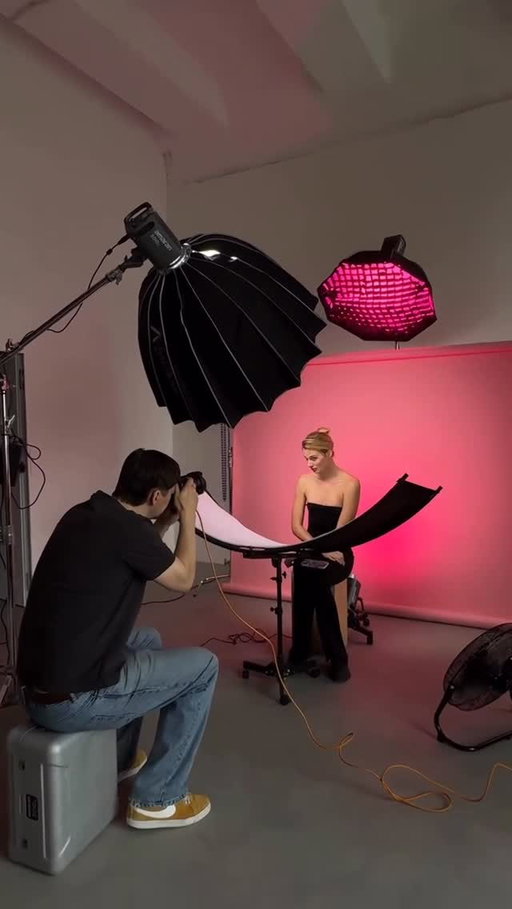 Новый отражатель в blankstudios.ru 🤍

За счет своей закругленной формы равномерно распределяет свет от источника по лицу, что делает его идеально подходящим для портретных съемок и коммерции в сфере beauty. В наличии есть как серебряное покрытие, так и золотое. 

Доступен бесплатно при предварительной брони, укажите в комментарии на сайте или через direct.