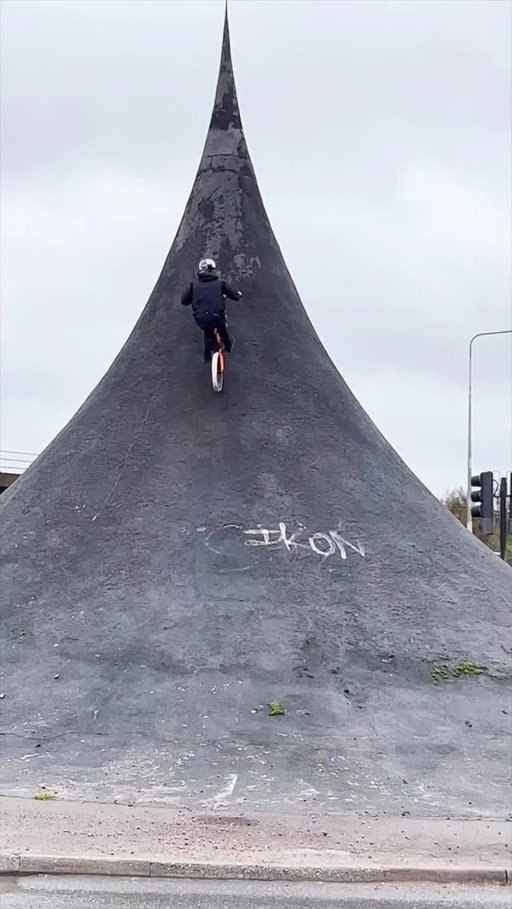 @krisskyle reaching new heights 🆙🔝

#street #riding #bmx #bmxstreet