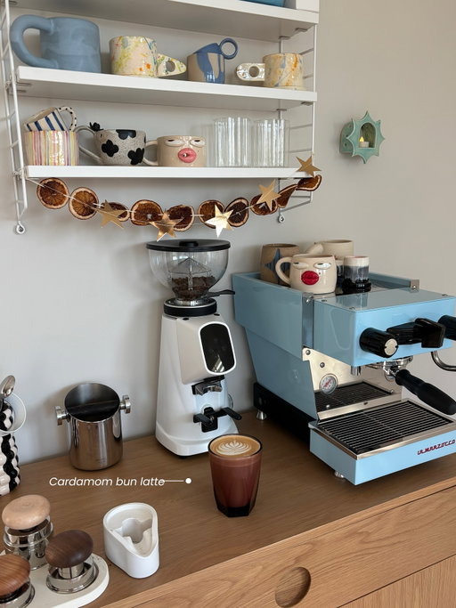 cardamom bun latte using @littlejoycoffee ‘s recipe .
.
.
#espresso #latteart #aesthetic #espresso #ceramics #mugs #lineamicra #fiorenzatoallground #tamper #cups #blue #colorful #coffee #icedcoffee #coffeeroutine #coffeemorning #milk #article #stringshelves #coffeebygracee