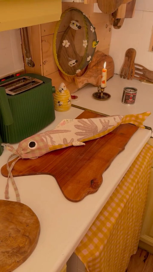 The only right way to store your baguettes 🥖 🐟 

I made some flower fairy bread bags a little while back that store small loafs, rolls and bagels perfectly! But they couldn’t fit my baguettes in so I wanted to come up with a new way of storing them. I saw an incredible pattern online for a sardine pillow on @etsy and thought it would be perfect for baguettes with a couple of tweaks! This was also really fun because I could use my scrap fabrics to make a patchwork sardine 🐟 

I’m going to be making baguettes every week now just so I can use this! I will outline all the details below if you’d like to make your own. But essentially with the pattern I opted out of ‘filling’ the sardine  pillow as my baguette would fill it. I kept the mouth open and instead of a pointed mouth I did a rectangle then added a channel and drawstring to the top to fasten it shut 🥰

Pattern- @woollypetals on @etsy 

Fabric- @merchantandmills and @jclaytonandco

Felt and thread- @hobbycrafthq 

Sewing machine- @johnlewis 

#sewing #sewingproject #sewingpatterns #baguette #breadmaking #breadofinstagram #sardines