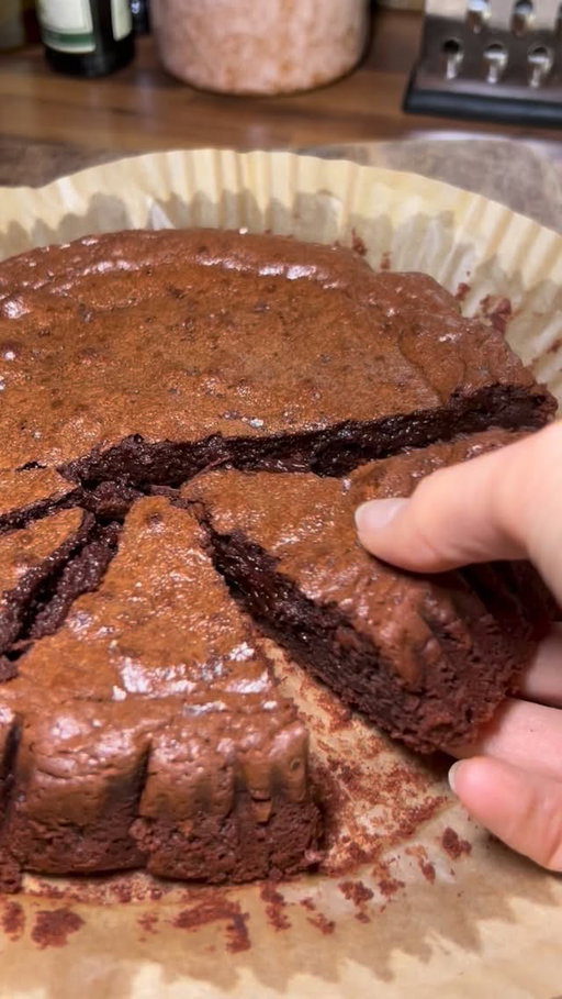 Fondant au chocolat mousseux 🔥

Et toi, quelle est la texture parfaite du fondant au chocolat ?

Ingrédients (pour un moule de 20 cm de diamètre) 

- 200 g de chocolat noir (65–70 % cacao)
- 120 g de beurre doux
- 100 g de sucre cassonade
- 40 g de sucre blanc
- 4 œufs 
- 40 g de farine
- 1 c. à café de vanille liquide (facultatif)
- 1 pincée de fleur de sel 

Cuisson :
Four préchauffé à 170 °C : 16 minutes
Le bord doit être pris, le centre encore tremblotant. 

Enjoy ❤️

#chocolate#fondantauchocolat#chocolatemoistcake#recettefacile#cake#pastry#recettegourmande#recipe#chocolaterecipes#foodstagram#instafood#chocolat