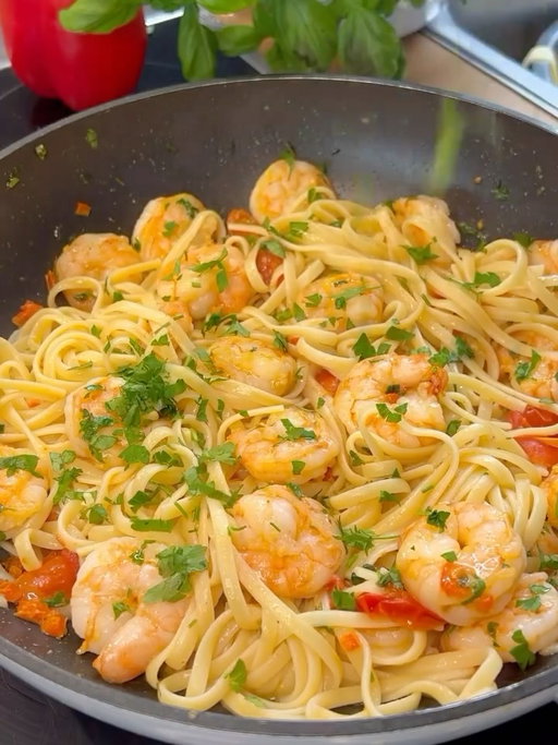 🍋 Lemon Shrimp Pasta (No Cream!) 🦐
(Via: @tagesrezept_)

A light, flavorful pasta that’s creamy without cream — made with lemon, garlic, and olive oil. Simple, fresh, and ready in minutes! 🤍

You’ll need:
🫒 4 tbsp olive oil
🦐 350g shrimp
🧄 2 garlic cloves
🌶️ ½ red bell pepper
🍅 100g cherry tomatoes
🧈 15g butter
🌿 Parsley
🍋 Juice of ½ lemon
🍝 250g pasta
💧 2 ladles pasta water
🧂 Salt, pepper, sweet paprika, chili flakes
🧀 Grated gouda cheese

How to make:
1️⃣ Cook the pasta and reserve 2 ladles of pasta water.
2️⃣ In a pan, heat olive oil and sauté garlic, shrimp, and bell pepper.
3️⃣ Add cherry tomatoes, butter, and season with salt, pepper, paprika, and chili.
4️⃣ Pour in lemon juice and a bit of pasta water to create a silky sauce.
5️⃣ Toss in the cooked pasta and mix well.
6️⃣ Sprinkle with grated gouda and fresh parsley before serving.

Light, garlicky, and full of flavor — the perfect easy dinner! 🍋