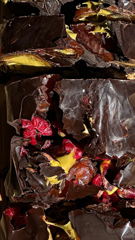 5 Ingredient Pistachio & Date Chocolate Bar 🍫

Welcome to five, five, five - a series where I’m posting 5 ingredient recipes, 5 days a week, for 5 weeks!

Recipe 1 kicks off with this no-bake vegan chocolate bar packed with juicy Medjool dates, my Pistachio Matcha Crema (made in collab with @chef.joeyd ), and a pop of fresh raspberries. It’s sweet, nutty, and ridiculously easy to make.

✨ Comment “BAR” and I’ll DM you the recipe, or grab it off my website link in my bio!

#555 #5ingredientrecipes #easyrecipes #nobakerecipe #veganrecipe #healthydessert