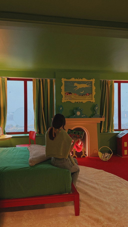 #2538 step inside boston’s dreamiest hotel room…the goodnight moon suite @sheratonhotels 🌙

it’s truly a childhood story come to life — from the great green walls to the red balloon, every detail feels straight out of the book. tucked inside the newly refreshed @sheratonboston in back bay, the suite even includes an adjoining parents’ room for the full family experience. available to book now til february!

@MarriottBonvoy #SheratonPartner
