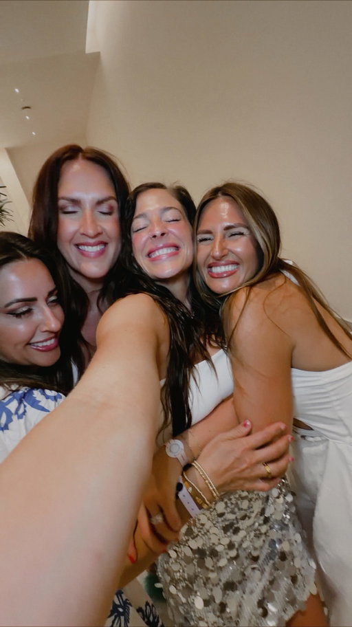 From zoom to real lifeee + im even more obsessed with them than i thought ❤️‍🔥 

When you work day in and day out with a group of badass, hardworking women it only feels right to officially meet in paradise on an all expense paid vacay. 

Next stop: Hawaii — 2026 is lookin real good. 

Who is coming with us? 
.
.
.
.
#whatsgoingon #beezinthetrap #team #challenge #womeninbusiness #networkmarketing #brandingcoach #peptides #bioactiveprecisionpeptides