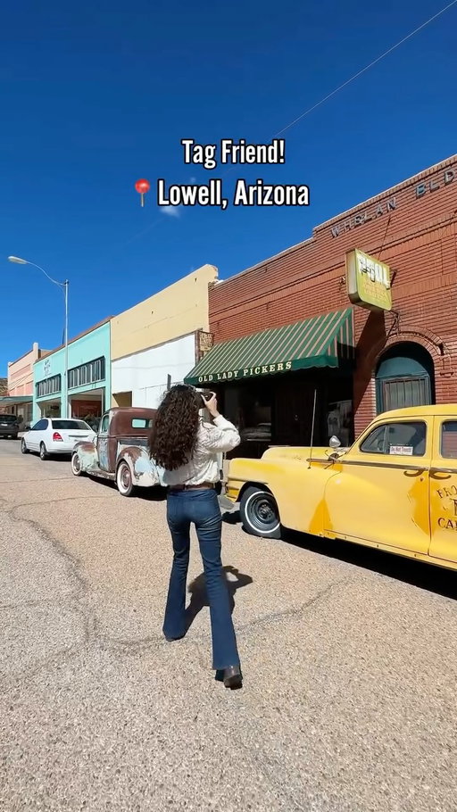 Have you visited this vintage town in Arizona? 🚗 While most of it was lost to the Lavender Pit mining operations, Erie Street remains perfectly frozen in time, a nostalgic 1950s street filled with classic cars, retro signs, and timeless charm. 

🌵Add this to your next Arizona road trip! 

#LowellAZ #ArizonaRoadTrip #VisitArizona #WelcomeToArizona #HiddenGem