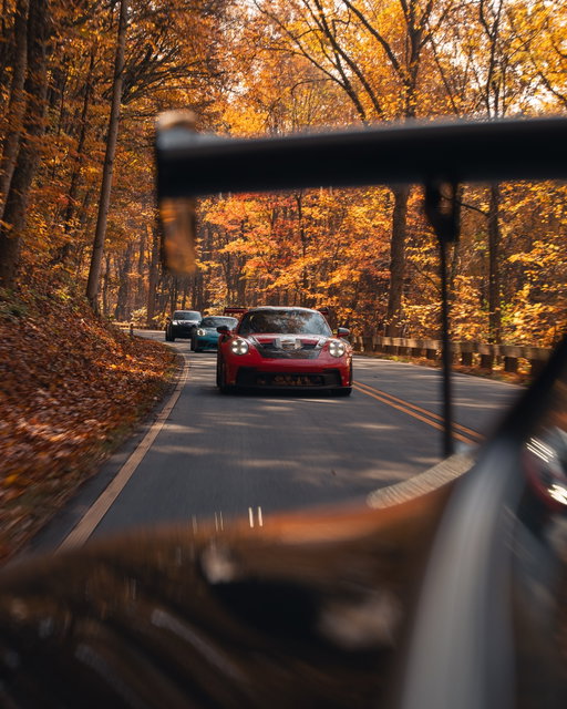 Always driving, as intended 🍂 @porscheusa 

📸 @rileypkng 

#harpercars #harperporsche #gt3 #gt3rs #porschemoment #porsche911 #fall #knoxville #tennessee