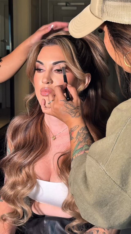 A creamy matte eye + a bombshell half up/half down style by my gurllllll @aigabeauty = perfection 🤩

#VegasGlam #TheBrowxBabe #AigaBeauty