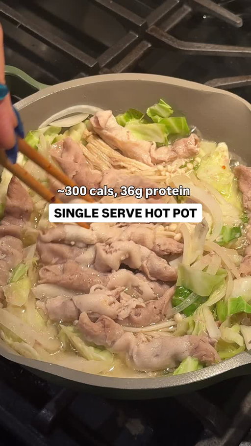 SINGLE SERVE HOT POT

279 cal | 36g protein | 15g carbs | 8g fat

5oz cabbage
1/2 oz onions
50g enoki mushrooms
5oz thinly sliced pork loin (I buy from @sayweee_official linked in my grocery list)
1 tsp dashi powder
1/2 tbs fish sauce
4-6oz water

DIPPING SAUCE (optional)
1 tsp chili crunch (I used @flybyjing chengdu crunch)
1 tbs ponzu sauce 

Pan is @ourplace always pan mini 

#highprotein #protein #easyrecipes #asianrecipes #onepanmeal #healthyrecipes #macros #macrofriendly #lowcarb #weightlossgoals #hotpot #drypot #healthy #alwayspan #10minutemeals #mealprep #lazycooking