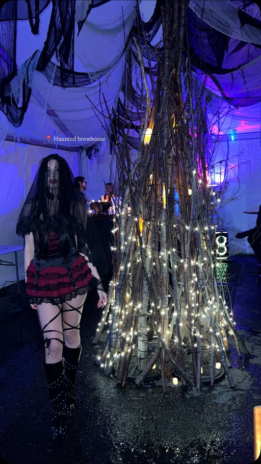 I needed a beer afterwards to calm my nerves 🍺🤣 @strangefellowsbrewing 

Ridiculously well done dead fellows haunted brewhouse in east van 👻👿👹🫣🧙🩸🔪and I loved the Blair-witchy vibes in the popup bar too!!! 

2026 Halloween 🎃 anyone? 

#halloween #halloween2025 #hauntedhouse #scares #hauntedhouseseason #hauntedbrewpub #screamqueen #strangefellows #strangefellowsbrewing #deadfellows #vancouverlifestyle #vancouverevents #vancouverhalloween #eastvan #eastvancouver #vancouverisawesome #vancouverevent #halloween2026 #scareactors #scareactor