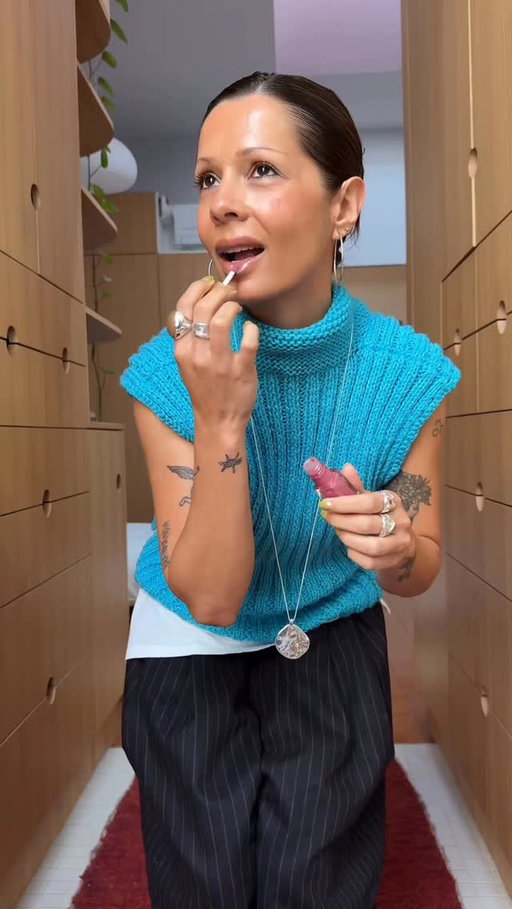 wearing this knit backwards only from now on 🩵 

knit: thrifted, no tag
pants: @monphell 
shoes: vintage tsumori chisato 
necklace: @pilgrimjewellery 
glasses: @gentlemonster x @maisonmargiela 
lipgloss: @merit 
some pieces gifted