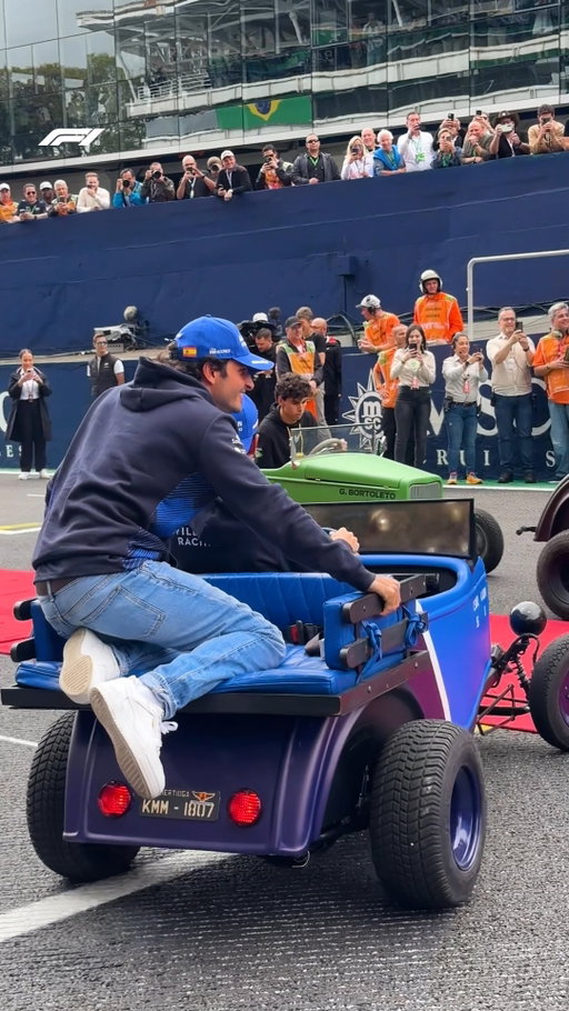Turns out racing drivers are competitive about EVERYTHING 😂

Alex got the honour of driving the mini car for the drivers' parade in Brazil... unlucky Carlos!

#F1 #Formula1 #BrazilGP