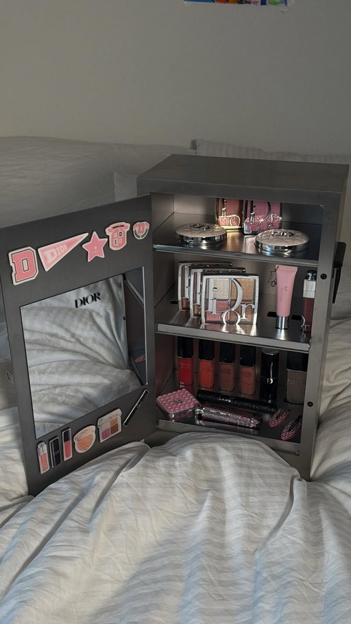 I‘m in love @diorbeauty (ﾉ◕ヮ◕)ﾉ*:･ﾟ✧
-
-
-
#DiorBeauty #Dior #MakeUp #Beauty #Viral #explore #InstaGood