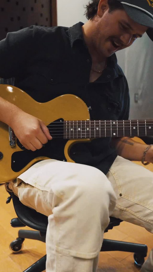Guitar solos take a village… especially when you can’t get to the next note without a little help🫡
