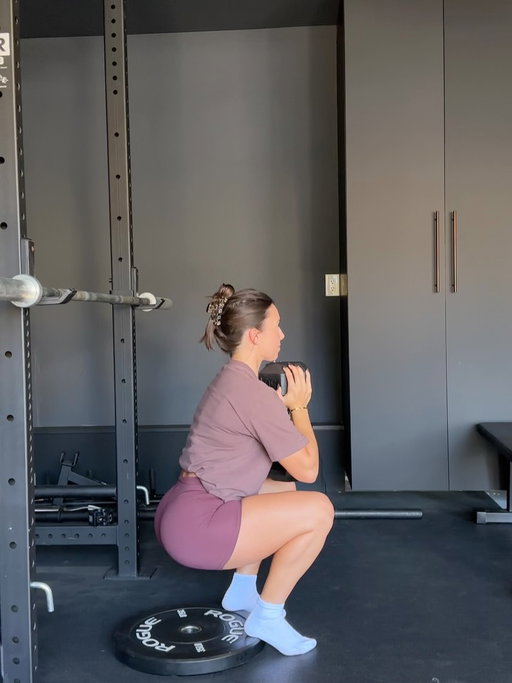 I heard someone was looking for a dumbbell only workout? 🙋🏻‍♀️ I got you covered!! Full body workout 🤝 hitting a little bit of everything with this one!

1a. Heels Elevated Goblet Squat 4 sets | 12, 10, 8, 6 reps

SUPERSET
2a. DB Rear Delt Row 3 sets | 10-12 reps

2b. Hammer Curl/ Wide Grip Hammer Curl 3 sets | 6-8 (each) reps

3a. Push Ups + Modifications 4 sets | 12-15 reps *last set to failure*

SUPERSET
4a. Curtsy Lunge 3 sets | 6, 8, 10 reps (each)
4b. Seated Neutral Front Raise 3 sets | 10-12 (each) reps

Straight from week 6 of Full Body Blueprint 🏋🏻‍♀️💛