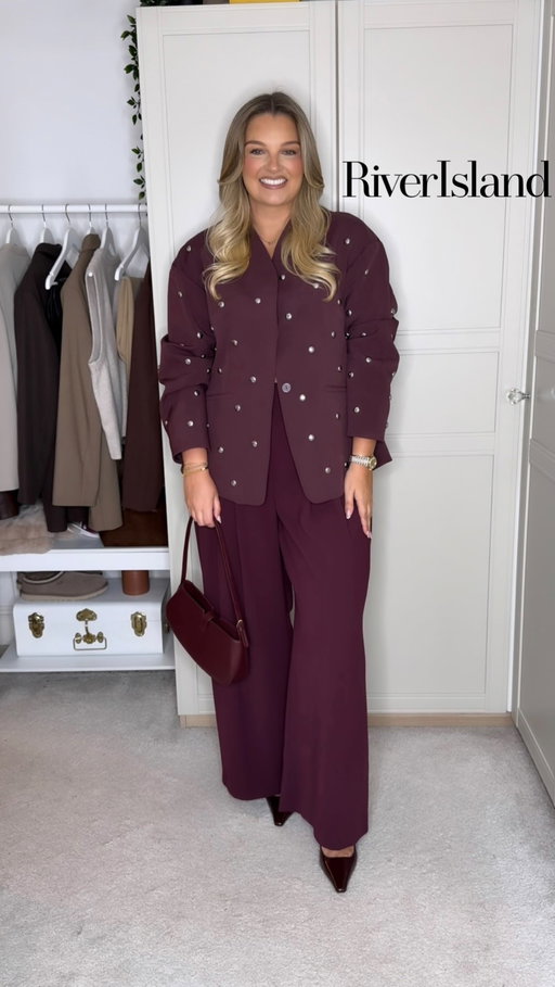 burgundy is my absolute fave this time of year 🍇🍇 gorgeous jacket and trousers from @riverisland 

I’ll link the whole outfit in my stories and add it to my November highlight 
#riverisland #imwearingri #christmasparty #fashion #burgundy