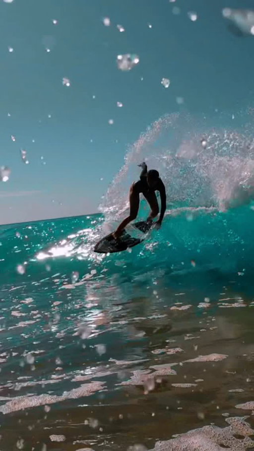 Hopped the cam 🙃
Quick teaser from an upcoming edit 🔜

Thanks for the chase 🎥: @jubxdias 

🖤 #Skimboarding