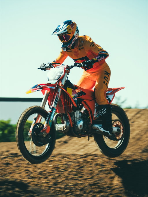 Starting off the week on my 🍊🚀 

pc @cinemitography