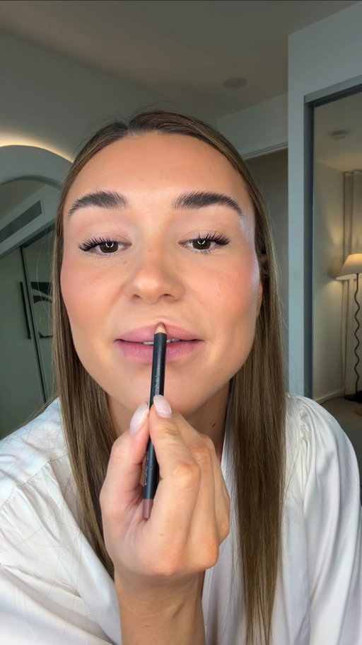 Let’s get ready for workies and chat 🥰