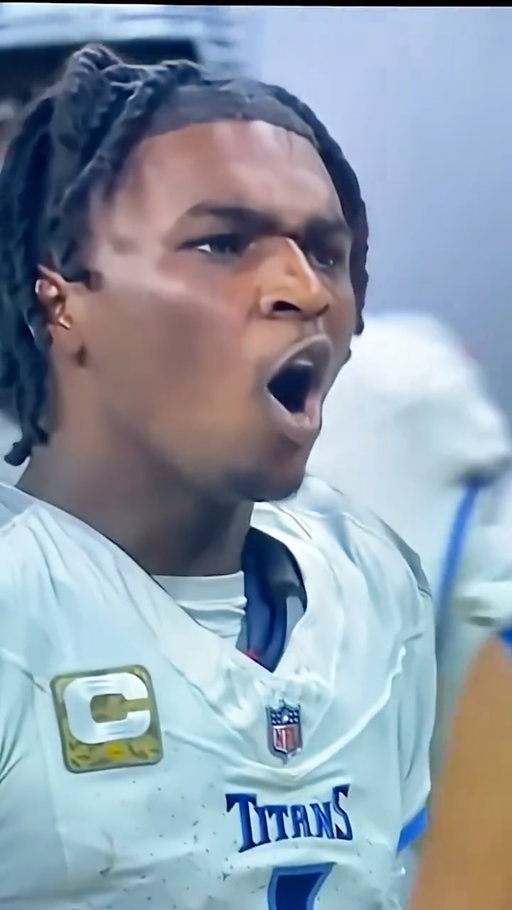 Cam Ward's reaction when his coach punted from the 42 yard-line 😂😯 

#titans #camward #nfl #tennesee