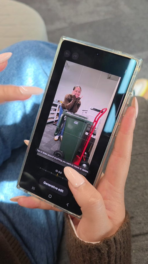 bye bye 👋 #GalaxyAI #GalaxyS25Ultra #Samsung 
from @samsungnz

* Image simulated. Sequences shortened.  Results may vary based on the images and the object you're trying to remove.