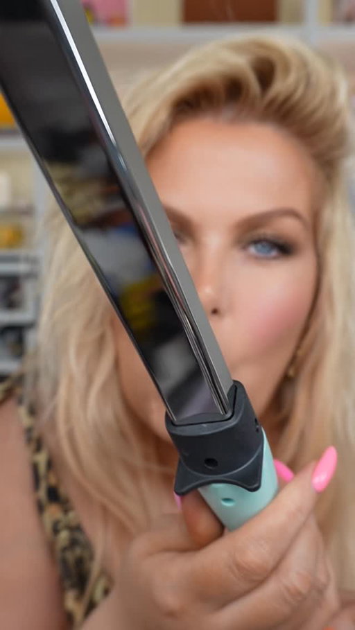 A square curling iron !?!? 
Heat protectant @ghdhair_anz #hairtutorialvideo #chopstickhairstyle @chopstickstyler