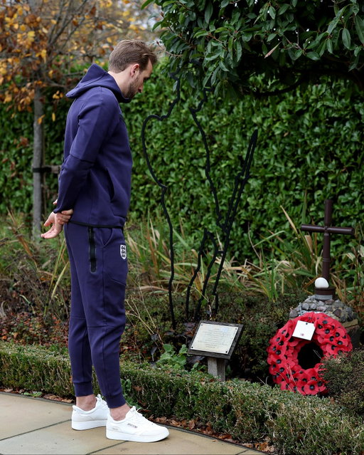 After arriving for England camp, @harrykane laid a wreath at @spursofficial’s training ground on Armistice Day.

We will remember them. ❤️