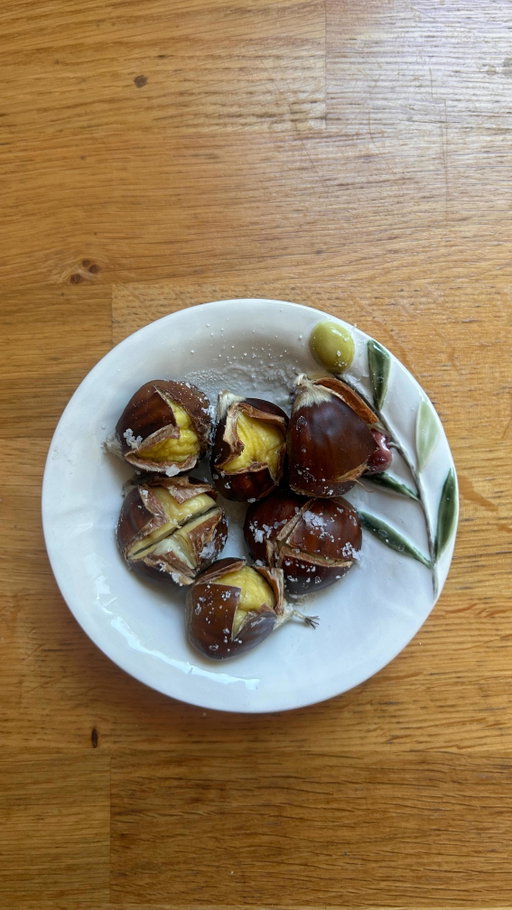 Sabias? Guarda já e Feliz dia de S. Martinho 🌰 

Ingredientes: Castanhas, Sal e Água 

Processo: 
Lava bem as castanhas e faz dois cortes em x em cada uma;
Borrifa um pouco de água sobre as castanhas e adiciona o sal a gosto;
Leva ao micro-ondas durante 4 minutos, juntamente com outra taça com água, na potência máxima;
Deixa repousar durante 1-2 minutos antes de descascar;
Estão prontas 😊🌰🤌🏾

Dica: Se necessário, ajusta o tempo no microondas consoante a sua potência e o tamanho das castanhas;