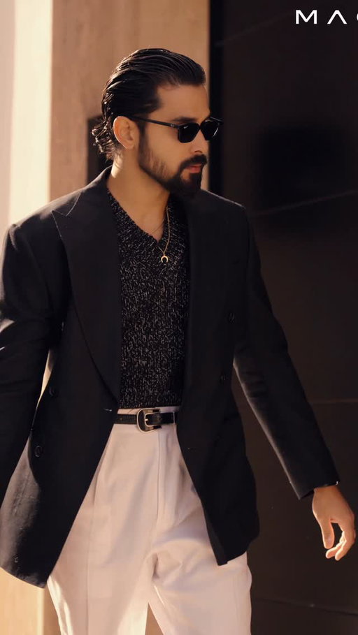 Every detail counts, even the ones no one sees.
Today it’s a black blazer, a v neck sweater with white edges, and white trousers, a mix of timeless elegance and modern flair.
The cowboy style belt adds personality without breaking the harmony, and the Italian shoes with silver touches bring subtle sophistication.
Vintage Omega watch, Aventus fragrance, and black sunglasses to complete the look.
Black, white, and silver a smart casual refined with character.
Masculine style isn’t improvised. It’s built, piece by piece.
———
🇪🇸 Cada detalle cuenta, incluso los que nadie ve.
Hoy llevo una americana negra, un jersey de pico con detalles blancos y pantalón blanco, una mezcla de elegancia y modernidad.
El cinturón estilo cowboy aporta personalidad sin romper la armonía, y los zapatos italianos con toques plateados añaden ese brillo sutil que marca la diferencia.
Reloj Omega vintage, Aventus como fragancia y gafas negras para cerrar con actitud.
Blanco, negro y plateado: un smart casual moderno, refinado y con carácter.
El estilo masculino no se improvisa. Se construye.
#asmr #suitstyle #menssuits #gentleman #elegant #grwm