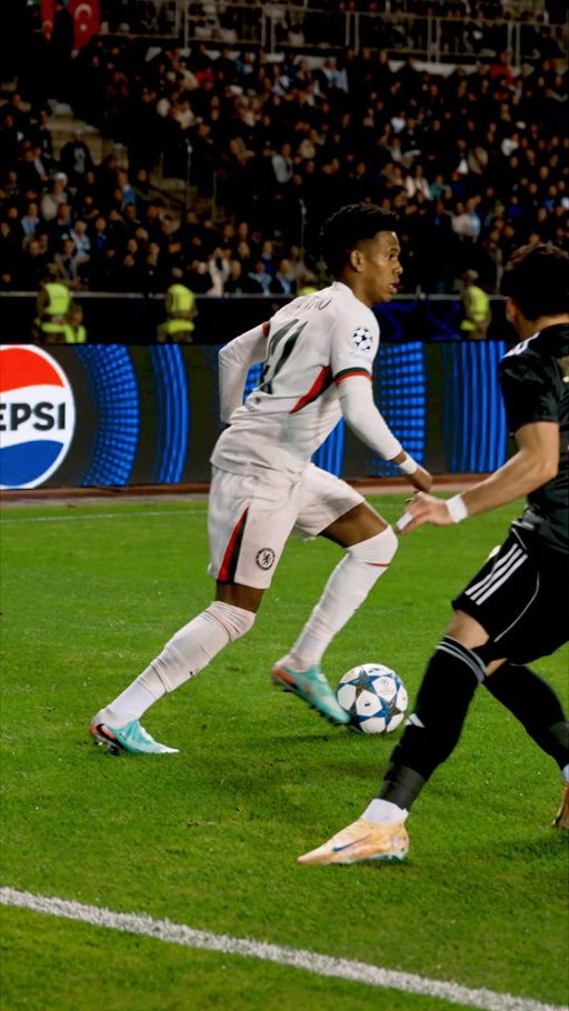 Nem o bandeirinha segura o sorriso quando a magia acontece ✨️😏

#estevao #chelseafc #futebol #chelseapt