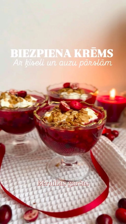 🍓Bērnības garšas deserts🍓
Valsts svētku noskaņās 🇱🇻
.
Sastāvdaļas:
Krēmam:
🍓 200g biezpiens
🍓 125g saldais krējums
🍓 30g cukurs + 8g vaniļas cukurs (droši cukuru var likt arī vairāk, ja gribas saldāku)
Ķīselim:
🍓 500g saldētas ogas
🍓 500ml ūdens
🍓 3ēdk cukurs (var droši likt vairāk)
🍓 25g kukurūzas vai kartupeļu ciete + 3ēdk auksts ūdens
Auzu pārslām:
🍓 20g sviests
🍓 100g auzu pārslas
🍓 20g Cukurs
.
Recepte:
🍧 Gatavo ķīseli. Katliņā liec vārīties ūdeni, pievieno ogas. Kad vārās, pieber klāt cukuru un samaisi. 
🍧 Atsevišķā trauciņā lej 3ēdk auksta ūdens un izšķīdini tajā kartupeļu cieti. Pakāpeniski pievieno to ogām, paralēli maisot. Kad ķiselis uzmet pirmo burbuli, liec to malā atdzist.
🍧 Pannā izkausē sviestu, pievieno auzu pārslas, cukuru un apgrauzdē. Kad auzu pārslas apgrauzdējušās, ļauj tām atdzist.
🍧 Tikmēr pagatavo krēmu, sakuļot saldo krējumu, kuram pievieno cukuru. Kad krēms stingri sakūlies, iedrupini tajā biezpienu un ar karoti lēnām iemaisi. Ja vēlies biezpienīgāku masu - droši pievieno papildus biezpienu
🍧 Kārto trauciņos. Lej ķīseli, virsū liec biezpiena krēmu un pārkaisi ar apgrauzdēt auzu pārslām. Dekorē ar dzērvenēm vai piparmētru lapiņām.
.
✨ Visas receptei nepieciešamās sastāvdaļas atradīsi @lidllatvija veikalos
.
#recepte #ēdiens #kogatavot #reklāma #svētki #valstssvētki #tastyfoodlv #deserts #bērnībasgarša
