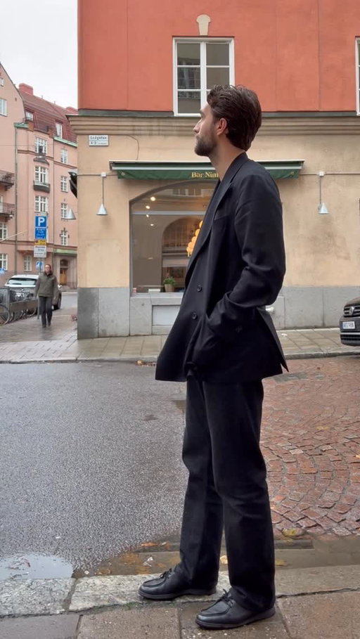 Tuesday uniform in full black.