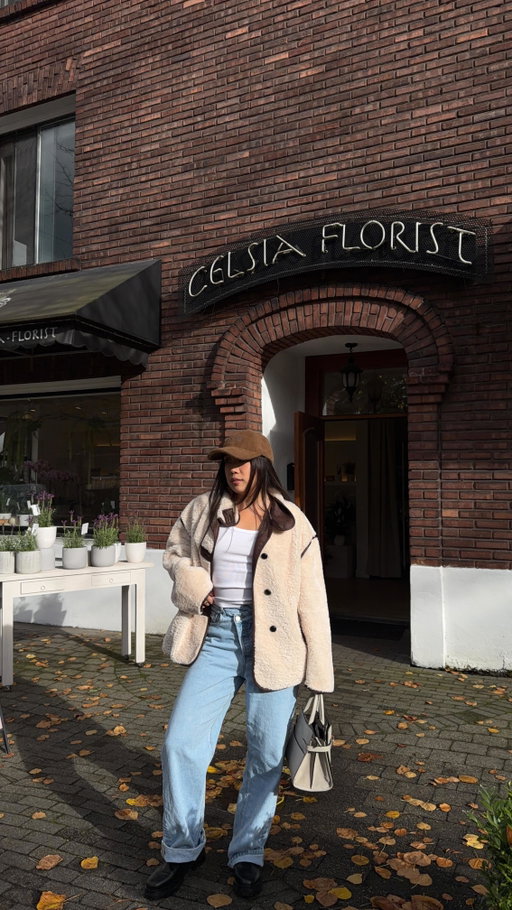 I do love my stunning Officine comb that I bought in Paris, but we’re going to make this comb WORK 🤣 

#relatable #funny #vancouverblogger #styleinspo #fallfashiontrends