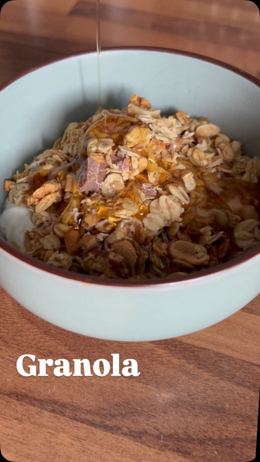 Granola 🍃

Pour environ 700g de Granola : 

- 400g de flocons d’avoine (gros c’est encore mieux) 
- 200g de fruits secs (non salés) de ton choix : noisettes, amandes, bois de pécan, graines de courge…
- 1 CAS de beurre de cacahuètes (100% cacahuète)
- 4 CAS d’huile de noisette grillée
- 3 CAS de sirop d’érable 
- 1 CAS de miel liquide
- Fleur de sel 

Bien tasser dans le plat avant de mettre en cuisson.

Cuisson au Air fryer : 15 min à 155 degrés, on mélange grossièrement puis 3 min toujours à 155 degrés. 
Cuisson au four : 20 min à 170 degrés (à surveiller) 

On laisse refroidir, on ajoute environ 70g de chocolat (pépites ou chunks) et d’autres fruits secs : cranberry, raisins secs, banane séchée, copeaux de noix de coco… etc

Enjoy ❤️

#granola#healthy#healthyfood#recipe#recettefacile#granolabowl#chocolate#instafood#breakfast#recetterapide#maplesyrup#hazelnut