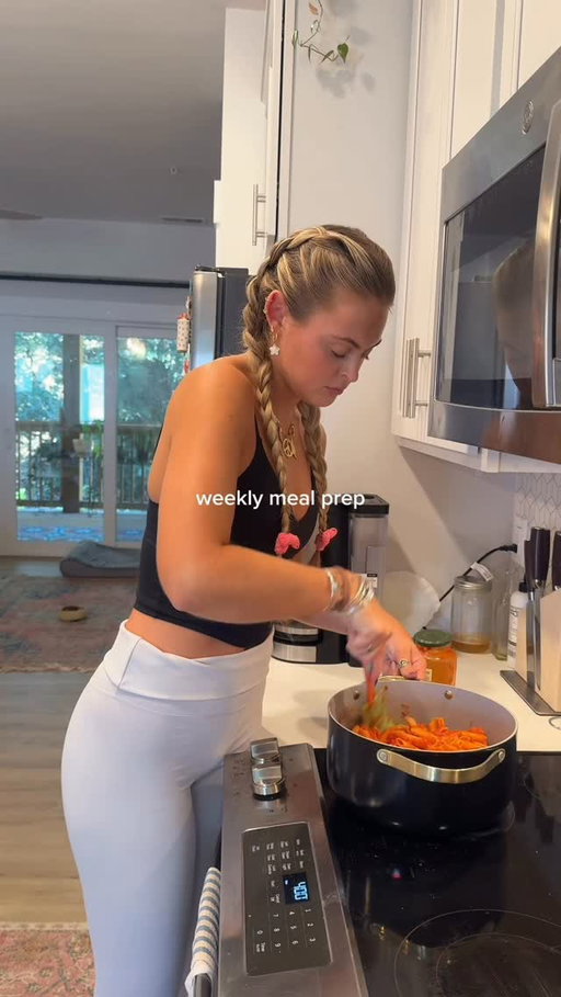 a super simple + high protein meal prep!!! save to try 🍝🤍

I used @barilla Protein Pasta, @raoshomemade vodka sauce, boneless skinless chicken breast, broccoli, olive oil, garlic powder, onion powder, paprika, @kindersflavors garlic and herb seasoning, salt, pepper, and minced garlic!! start by seasoning your chicken generoussslyyyyy on both sides and bake it at 400 degrees for about 20–25 minutes until juicy and cooked through. While the chicken is in the oven, cook your pasta and season the water with a little salt!! For the broccoli, chop it up, coat lightly in olive oil, and season the same way as the chicken, then roast it at 425 until crispy (about 18–22 minutes). add your Rao’s sauce into the cooked pasta. once everything is done, slice the chicken and add to pasta ! such a simple yet flavorful high-protein meal prep!!! 

for personalized meals and workouts that make sense for your life (+ daily support from meee) there is a link to apply is in my bio, message me if you have questions 🫶🏼🌸

#mealprepsunday #mealprepideas #highprotein #healthyrecipes #easymeals #fitnessfuel #simplemeals #highproteinmeals #highproteinrecipes #mealideas #mealprep