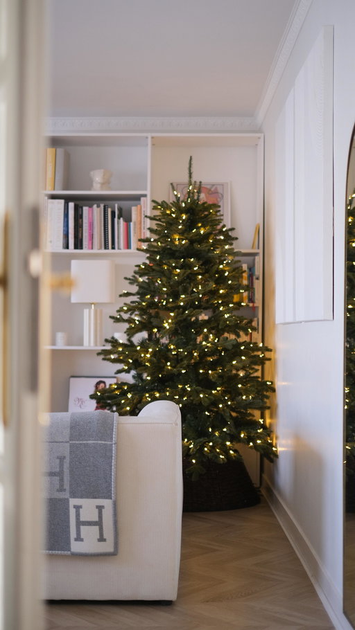 Oh mon beau sapin 🌲J’avais si hâte de le recevoir et de l’installer pour offrir un peu de chaleur à notre salon et pour nous mettre dans l’ambiance de notre prochain voyage. Maé a pu le découvrir en sortant de la sieste. C’est son troisième Noël et ça y est, il comprend doucement que cette période est vraiment spéciale. C’est peut-être encore un peu abstrait à 2 ans mais toutes ces lumières font tout de même un sacré effet. 
.
Références @balsamhillfr : 
• Sapins de Noël Fraser - Flip Tree 
• Cache pied en osier couleur châtaigne
.
#BalsamHill #ChristmasTree #Christmas #ReadyForChristmas #Baby #Noël #Sapin