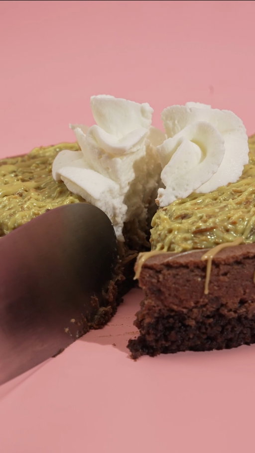 Dubai Chocolate Cheesecake, the dessert you are 🍫🍫🍫

Your favorite viral flavor gets the cheesecake treatment this week! Decadent chocolate cheesecake, crispy Karaifi and pistachio filling, pistachio cream—it's one you don't want to miss.

Don't be shy, tag a friend who needs a bite 😌💚 #Crumbl