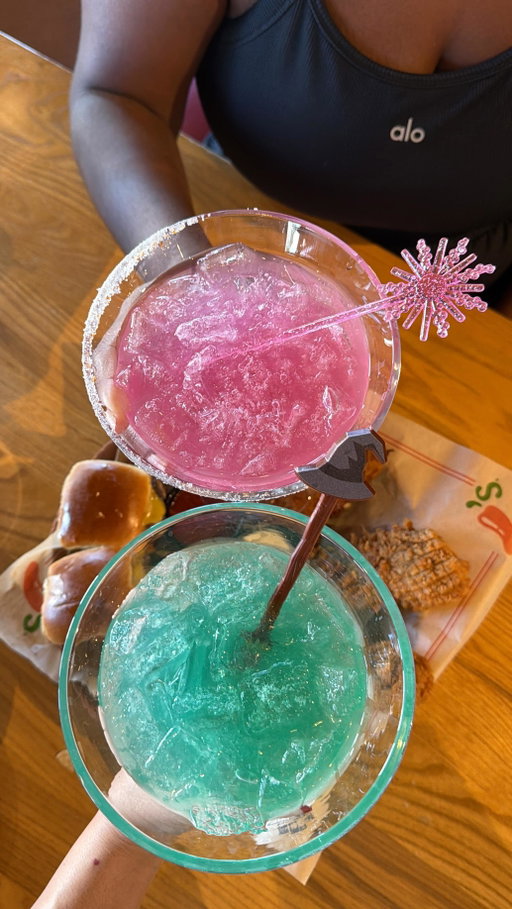holding space for a triple dipper and @chilis good witch margs 💕✨💚

who is excited for @wickedmovie part two to come out?? I CANNOT WAIT!!! 

#wicked #chilis