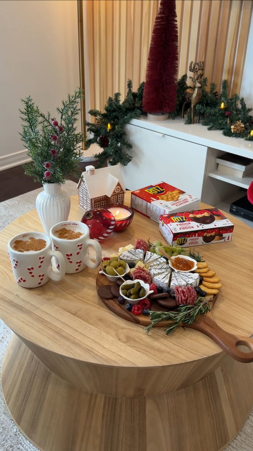 On s’est fait une petite soirée film des fêtes tranquille 🍫🥨☕️ 

Quelques décorations, un bon plateau de charcuterie, des rires et évidemment, les craquelins RITZ que je n’oublie jamais. Les RITZ Flocons et les RITZ Enrobés de fudge sont en édition limité pour les fêtes.

La soirée parfaite jusqu’à ce qu’un certain petit lutin décide de s’inviter.. 🙊

@ritzcrackerscanada

#AD
#RITZCanada