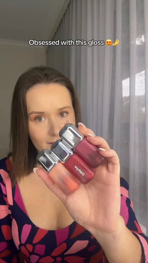 Trying on the Oddtype Unseen Balloon Tint 😍

Wearing shade 187 - All hours 🤌

🏷️ 
@oddtype_official @oddtype_global #balloontint #plumpgloss #oddtype #liquidblush #makeup #makeuplover #beauty #beautylover #kbeauty
#koreanbeauty #lips #liptint #gifted
