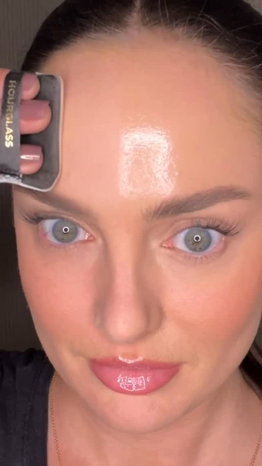 This powder is like a sponge!!! @hourglasscosmetics Vanish Airbrush Pressed Powder - I use ‘light translucent’. If you’re oily it’s a must.
#oilyskin #settingpowder #hourglass